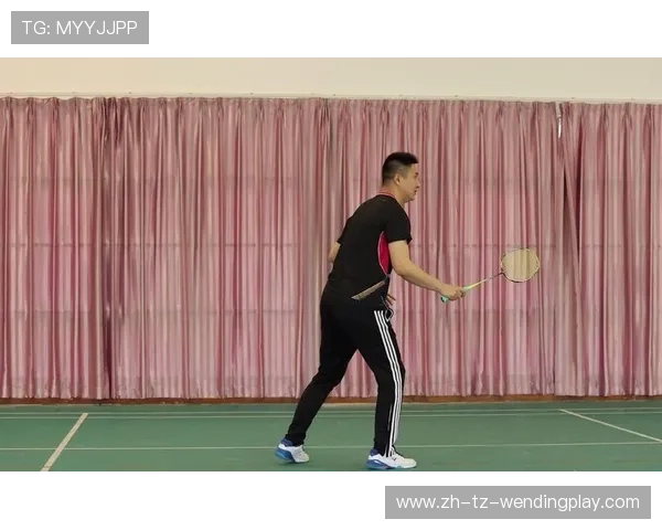 羽毛球击高远球球姿势